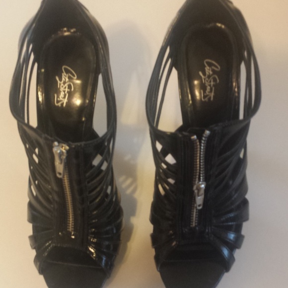 Shoes - City Streets Black Strappy Heel Sandals Size 8